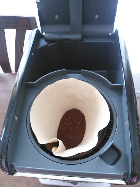 デロンギケーミックス　CMB6に挽いたコーヒーを入れる