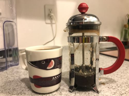 マグカップに注がれたコクのある出来たてコーヒーをコーヒープレスで作りました。