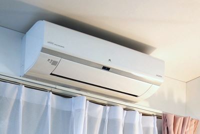 サッシと天井の幅が狭い日本の住宅事情でも取り付け可能なエアコンがコンパクトエアコン